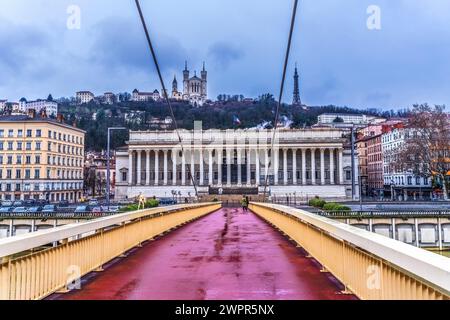 Ponte pedonale rosso della riflessione sul fiume Soane Palais du Justice City Center Lione Francia. Foto Stock