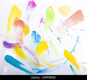 Molti pennellate multicolore corti si sovrappongono su uno sfondo bianco chiaro e chiaro Foto Stock
