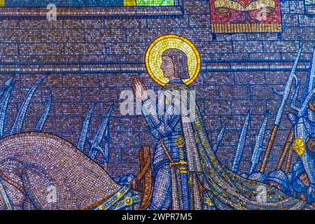 Colorata Basilica dorata di Santa Giovanna d'Arco Mosaico di Notre Dame de Fourvière Lione Francia. Giovanna d'Arco patrona francese combatté gli inglesi nel 1400, martire Foto Stock