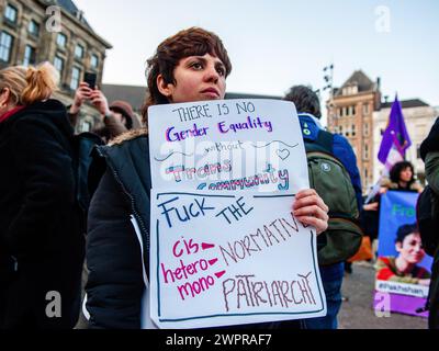 NOTA DELL'EDITORE: ( L'immagine contiene profanità)Una donna tiene un cartello contro il patriarcato durante una manifestazione a sostegno dei diritti delle donne, per celebrare la giornata internazionale della donna. Ad Amsterdam, le persone si sono riunite in piazza Dam, e da lì hanno camminato in processione per lottare contro la violenza e il femminicidio, chiedere stipendi migliori, contro le dittature e lottare per la parità di diritti per le donne in tutto il mondo. Persone in tutto il mondo si esibiscono, partecipano a conferenze e tengono eventi artistici in occasione della giornata internazionale della donna. Foto Stock