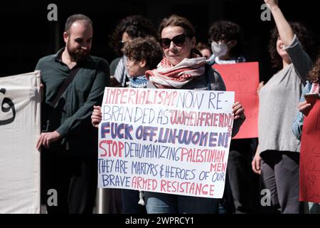 Beirut, Libano. 8 marzo 2024. Nella giornata dei diritti delle donne, le proteste femministe manifestano in solidarietà con Gaza al di fuori dell'ufficio delle Nazioni Unite per le donne a Beirut, Libano, l'8 marzo 2023. Foto di Sandro Basili/ABACAPRESS.COM credito: Abaca Press/Alamy Live News Foto Stock