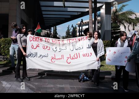 Beirut, Libano. 8 marzo 2024. Nella giornata dei diritti delle donne, le proteste femministe manifestano in solidarietà con Gaza al di fuori dell'ufficio delle Nazioni Unite per le donne a Beirut, Libano, l'8 marzo 2023. Foto di Sandro Basili/ABACAPRESS.COM credito: Abaca Press/Alamy Live News Foto Stock