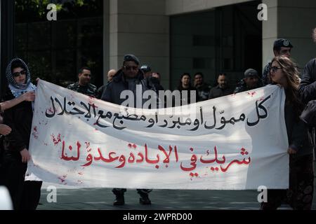 Beirut, Libano. 8 marzo 2024. Nella giornata dei diritti delle donne, le proteste femministe manifestano in solidarietà con Gaza al di fuori dell'ufficio delle Nazioni Unite per le donne a Beirut, Libano, l'8 marzo 2023. Foto di Sandro Basili/ABACAPRESS.COM credito: Abaca Press/Alamy Live News Foto Stock