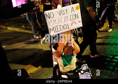 Monterrey, Messico. 8 marzo 2024. Un bambino ha un cartello con la scritta "non crescerò mai con la paura" durante le manifestazioni internazionali della giornata delle donne a Monterrey, Messico, l'8 marzo 2024. Foto di: Paola Santoy/Long Visual Press credito: Long Visual Press/Alamy Live News Foto Stock