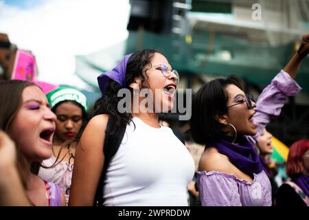 Bogotà, Colombia. 8 marzo 2024. Le donne prendono parte alle manifestazioni internazionali della giornata delle donne a Bogotà, in Colombia, l'8 marzo 2024. Foto di: Chepa Beltran/Long Visual Press credito: Long Visual Press/Alamy Live News Foto Stock