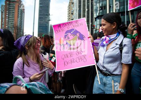 Bogotà, Colombia. 8 marzo 2024. Le donne prendono parte alle manifestazioni internazionali della giornata delle donne a Bogotà, in Colombia, l'8 marzo 2024. Foto di: Chepa Beltran/Long Visual Press credito: Long Visual Press/Alamy Live News Foto Stock