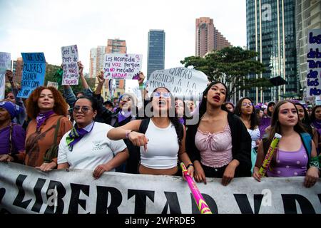 Bogotà, Colombia. 8 marzo 2024. Le donne prendono parte alle manifestazioni internazionali della giornata delle donne a Bogotà, in Colombia, l'8 marzo 2024. Foto di: Chepa Beltran/Long Visual Press credito: Long Visual Press/Alamy Live News Foto Stock