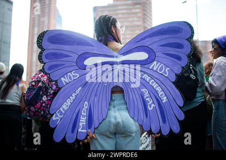 Bogotà, Colombia. 8 marzo 2024. Le donne prendono parte alle manifestazioni internazionali della giornata delle donne a Bogotà, in Colombia, l'8 marzo 2024. Foto di: Chepa Beltran/Long Visual Press credito: Long Visual Press/Alamy Live News Foto Stock