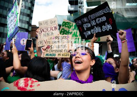 Bogotà, Colombia. 8 marzo 2024. Le donne prendono parte alle manifestazioni internazionali della giornata delle donne a Bogotà, in Colombia, l'8 marzo 2024. Foto di: Chepa Beltran/Long Visual Press credito: Long Visual Press/Alamy Live News Foto Stock