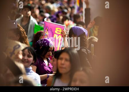 Bogotà, Colombia. 8 marzo 2024. Le donne prendono parte alle manifestazioni internazionali della giornata delle donne a Bogotà, in Colombia, l'8 marzo 2024. Foto di: Chepa Beltran/Long Visual Press credito: Long Visual Press/Alamy Live News Foto Stock