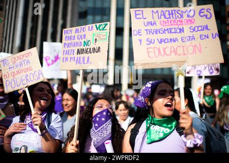 Bogotà, Colombia. 8 marzo 2024. Le donne prendono parte alle manifestazioni internazionali della giornata delle donne a Bogotà, in Colombia, l'8 marzo 2024. Foto di: Chepa Beltran/Long Visual Press credito: Long Visual Press/Alamy Live News Foto Stock