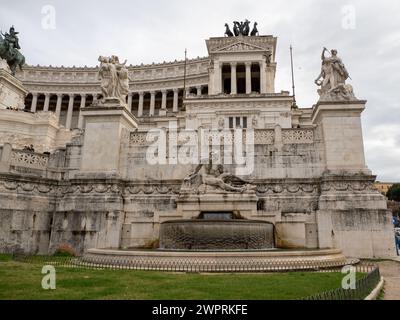 Monumento a Vittorio Emanuele II, grande tempio neoclassico in marmo in onore del primo re d'Italia e dei soldati della prima guerra mondiale, Roma, Italia Foto Stock