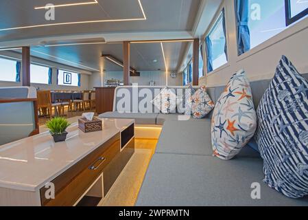 Interior design arredamento arredamento del salone in un grande lussuoso yacht a motore Foto Stock