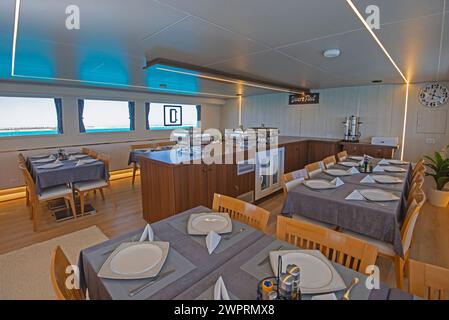 Arredamento di design interno dell'area pranzo del salone in un grande yacht di lusso con servizio bar a buffet Foto Stock