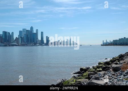 New York, Stati Uniti. 8 marzo 2024. Lo skyline di New York è visibile dall'altra parte del fiume Hudson da Weehawken, New Jersey. Credito: SOPA Images Limited/Alamy Live News Foto Stock