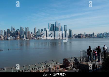 New York, Stati Uniti. 8 marzo 2024. Lo skyline di New York è visibile dall'altra parte del fiume Hudson all'Hamilton Park di Weehawken, New Jersey. Credito: SOPA Images Limited/Alamy Live News Foto Stock