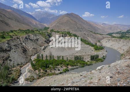 Vista panoramica del paesaggio montano della valle del fiume Zeravshan con montagne innevate sullo sfondo vicino ad Aini, Sughd, Tagikistan Foto Stock