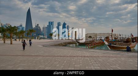 Skyline di Doha dalla Corniche Street di Doha, Qatar, scatto di prima mattina con i dhows nei golfi arabi in primo piano Foto Stock
