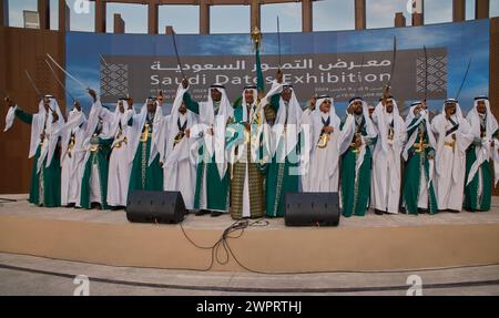 Danza folcloristica tradizionale saudita (danza Ardah) nel parco al Bidda-Rumaila , Doha, Qatar durante la mostra Saudi Dates Foto Stock