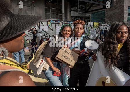 Un gruppo di donne afro-discendenti viene visto durante la marcia dimostrativa della giornata internazionale della donna. Bogotá indossò il viola l'8 marzo, giornata internazionale della donna, in una marcia massiccia che chiedeva l'uguaglianza, la giustizia e la fine della violenza contro le donne. Migliaia di donne di tutte le età, classi sociali e background si sono unite in una sola voce per chiedere un reale cambiamento nella società. La Colombia si colloca al quinto posto in America Latina per il tasso di femicidi su 100.000 donne. Secondo la Commissione economica per l'America latina e i Caraibi (ECLAC), nel 2023 nella regione sono stati registrati più di quattromila femicidi. Foto Stock