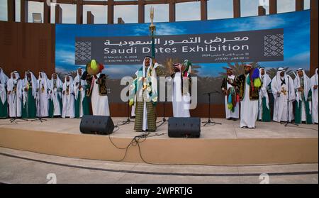 Danza folcloristica tradizionale saudita (danza Ardah) nel parco al Bidda-Rumaila , Doha, Qatar durante la mostra Saudi Dates Foto Stock