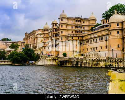 Esterno del complesso City Palace (Raj Mahal) lungo la riva orientale del lago Pichola, Udaipur, Rajasthan, India Foto Stock