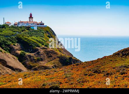 Paesaggio mozzafiato con faro di Cabo da Roca che si affaccia sul promontorio verso l'Oceano Atlantico, Portogallo Foto Stock