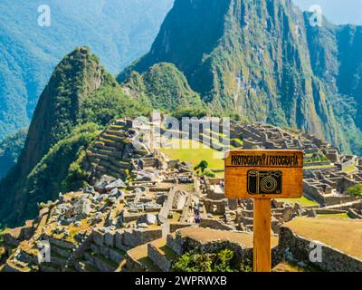 Punto panoramico della città inca perduta di Machu Picchu, con un cartello fotografico in legno in primo piano, la valle sacra di Inca, la regione di Cusco, Perù Foto Stock