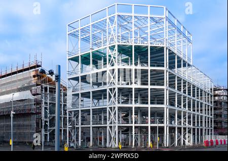 Lavori in acciaio eretti per lo sviluppo di nuovi uffici in città Foto Stock