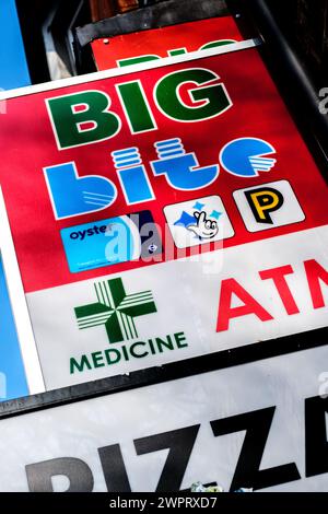 Soho, Londra Regno Unito, 8 marzo 2024, Colourful Advertising Signs Outside A Shop Front with No People Foto Stock