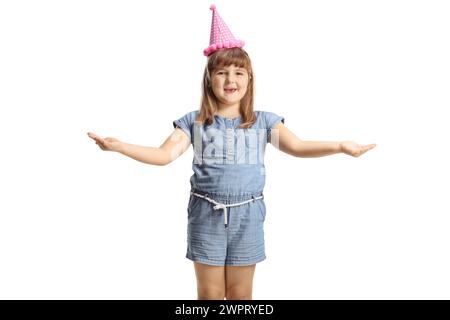 Bambina eccitata con un cappello di compleanno isolato su sfondo bianco Foto Stock