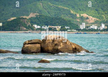 La costa del resort vietnamita di Nha Trang si rivela in uno spettacolo vibrante. la pittoresca costa rocciosa incontra il mare azzurro sotto il sole radioso e il panorama delle spiagge Foto Stock