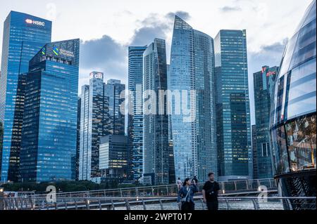 Singapore, Singapore, 24 gennaio 2024: Lo splendido skyline di architettura moderna domina il quartiere degli affari di Singapore, la vivace area del centro è testam Foto Stock