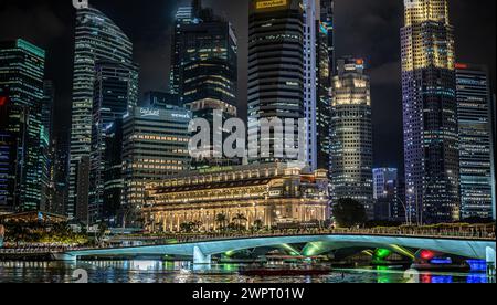 Singapore, 24 gennaio 2024: Notte Singapore, Marina Bay si anima con un scintillante bagliore di grattacieli. il paesaggio urbano è adornato da luci vibranti e creat Foto Stock