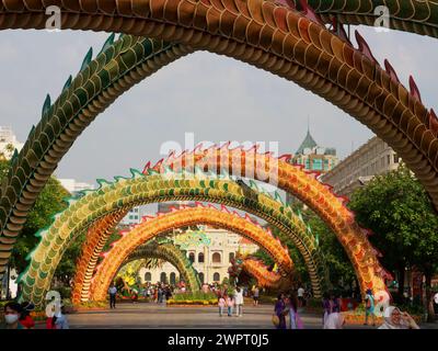 Decorazioni di draghi che celebrano l'anno lunare di Tet ho chi Minh City Vietnam TV000651 Foto Stock