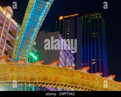 Decorazioni di draghi che celebrano l'anno lunare di Tet ho chi Minh City Vietnam TV000655 Foto Stock