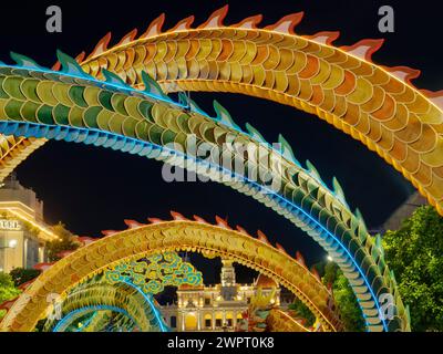 Decorazioni di draghi che celebrano l'anno lunare di Tet ho chi Minh City Vietnam TV000656 Foto Stock