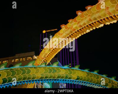 Decorazioni di draghi che celebrano l'anno lunare di Tet ho chi Minh City Vietnam TV000657 Foto Stock