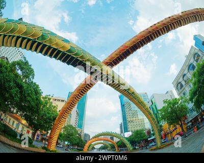 Decorazioni di draghi che celebrano l'anno lunare di Tet ho chi Minh City Vietnam TV000660 Foto Stock