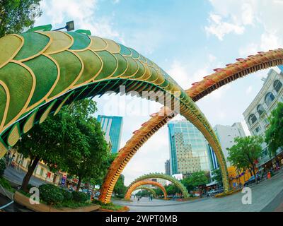 Decorazioni di draghi che celebrano l'anno lunare di Tet ho chi Minh City Vietnam TV000661 Foto Stock