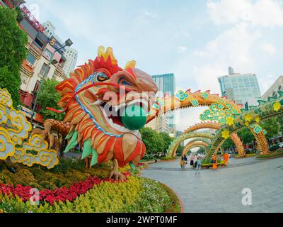 Decorazioni di draghi che celebrano l'anno lunare di Tet ho chi Minh City Vietnam TV000662 Foto Stock