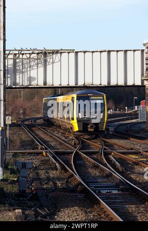 Merseyrail Stadler classe 777 3° treno elettrico 777013 arrivo alla stazione ferroviaria di Chester, Cheshire, Regno Unito. Foto Stock