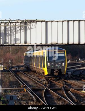 Merseyrail Stadler classe 777 3° treno elettrico 777013 arrivo alla stazione ferroviaria di Chester, Cheshire, Regno Unito. Foto Stock