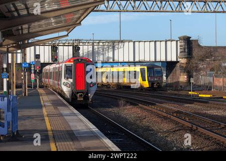 Merseyrail Stadler classe 777 3rd treno elettrico 777003 a Chester passando un Transport for Wales CAF classe 197 197014 Foto Stock