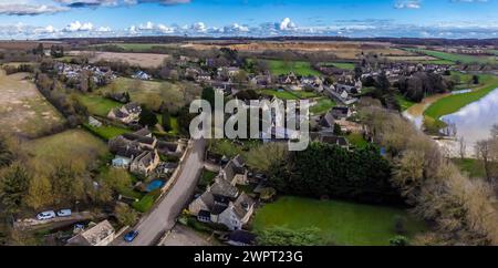 Una vista aerea sul villaggio di Duddington, nel Regno Unito, in una giornata di sole Foto Stock