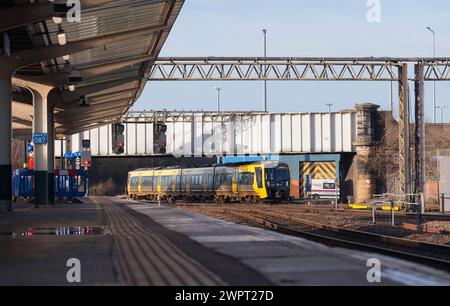 Merseyrail Stadler classe 777 3° treno elettrico 777006 arrivo alla stazione ferroviaria di Chester, Cheshire, Regno Unito. Foto Stock
