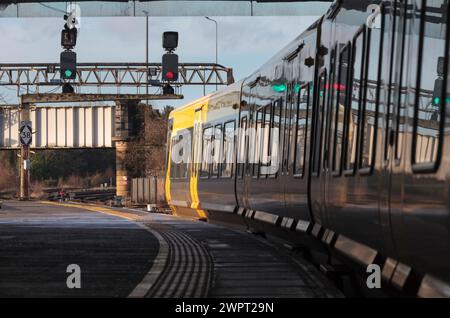 Merseyrail Stadler classe 777 3rd treno elettrico 777006 in attesa alla stazione di Chester con segnali verdi e rossi Foto Stock