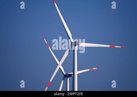 Windkraftraeder auf der Schwaebischen Alb bei Dornstadt. Windpark, Windrad, Windkraft, Windkraftrad. Ausbau der Windkraft. *** Turbine eoliche sulla Svevia vicino a Dornstadt parco eolico, turbina eolica, energia eolica, turbina eolica, espansione della turbina eolica Foto Stock