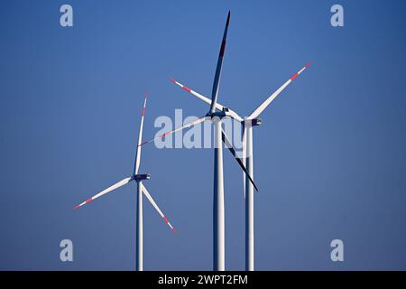 Windkraftraeder auf der Schwaebischen Alb bei Dornstadt. Windpark, Windrad, Windkraft, Windkraftrad. Ausbau der Windkraft. *** Turbine eoliche sulla Svevia vicino a Dornstadt parco eolico, turbina eolica, energia eolica, turbina eolica, espansione della turbina eolica Foto Stock