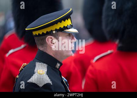 Wellington Barracks, Londra, Regno Unito. 7 marzo 2024. L'ispezione del maggiore generale delle guardie a piedi e delle bande per verificare che le loro uniformi estive e gli standard di perforazione siano sufficientemente elevati per la prossima stagione cerimoniale si svolge al Wellington Barracks Parade Ground dal maggior generale James Bowder, comandante della Household Division. Immagine: Ufficiale della Royal Scots Dragoon Guards fotografato durante l'ispezione. Crediti: Malcolm Park/Alamy Foto Stock